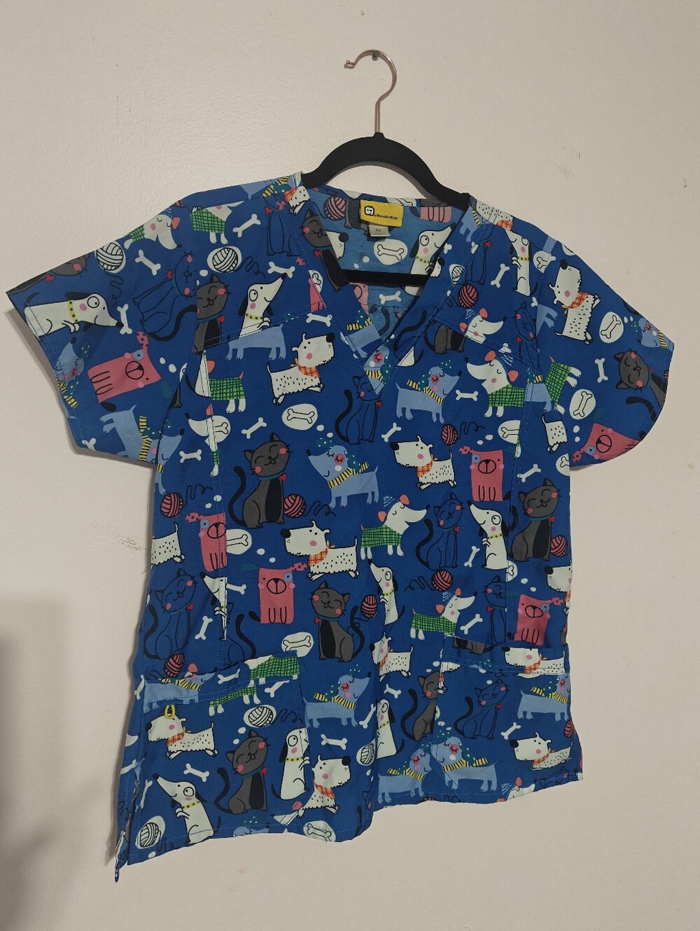 WonderWink Blue Cats & Dogs Print Scrub Top – Size M – Vet/Vet Tech